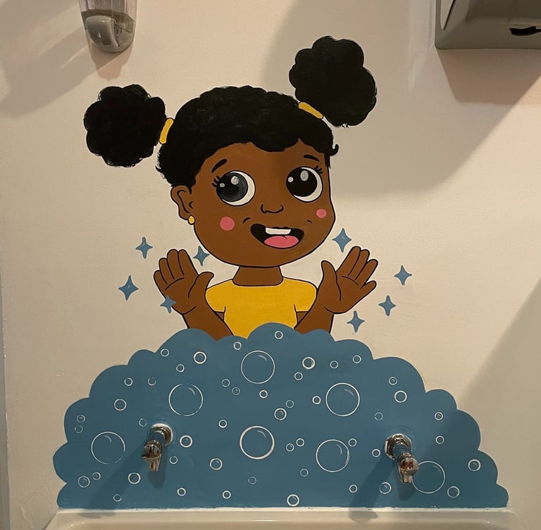 Peinture murale décorative au-dessus du lavabo pour enfants dans une crèche