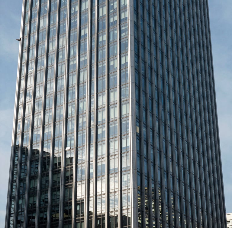Vista de gran angular de un rascacielos corporativo moderno con paneles de vidrio y acero, iluminación diurna fría y sombras geométricas pronunciadas.