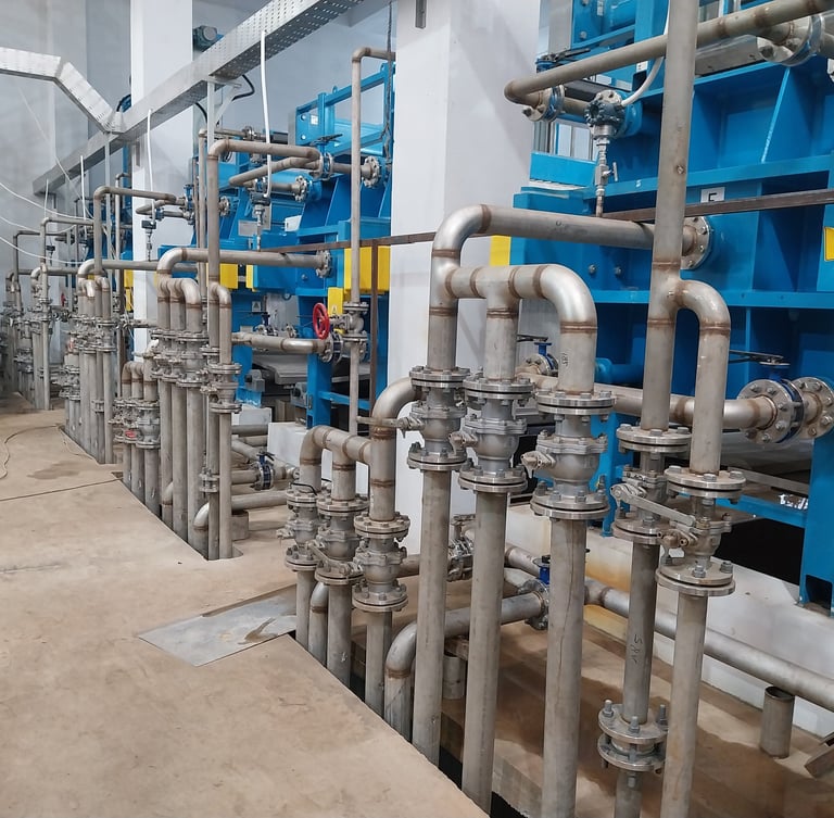 Proses instalasi dan penyambungan pipa serta sistem tata udara (HVAC) di area pabrik Jawa Tengah tah