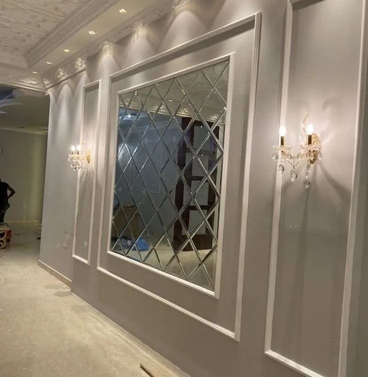 ديكورات فوم رمادية اللون معا مرئاة بالجدر من تركيب معلم ديكورات الدمام