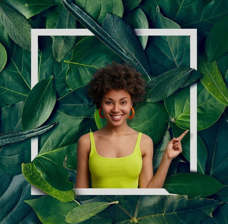 Femme portant un haut vert, encadrée par des feuilles et un contour blanc