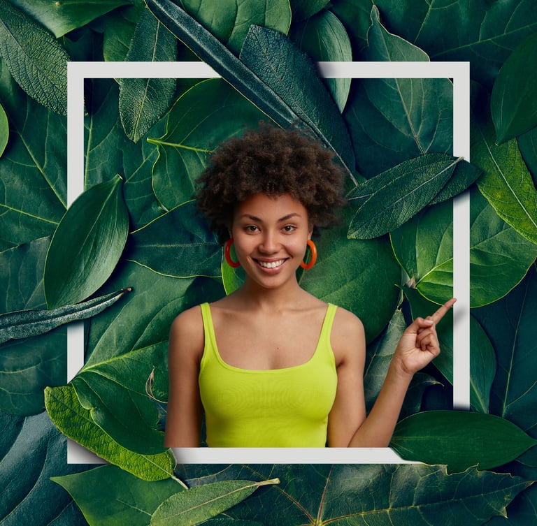 Femme portant un haut vert, encadrée par des feuilles et un contour blanc