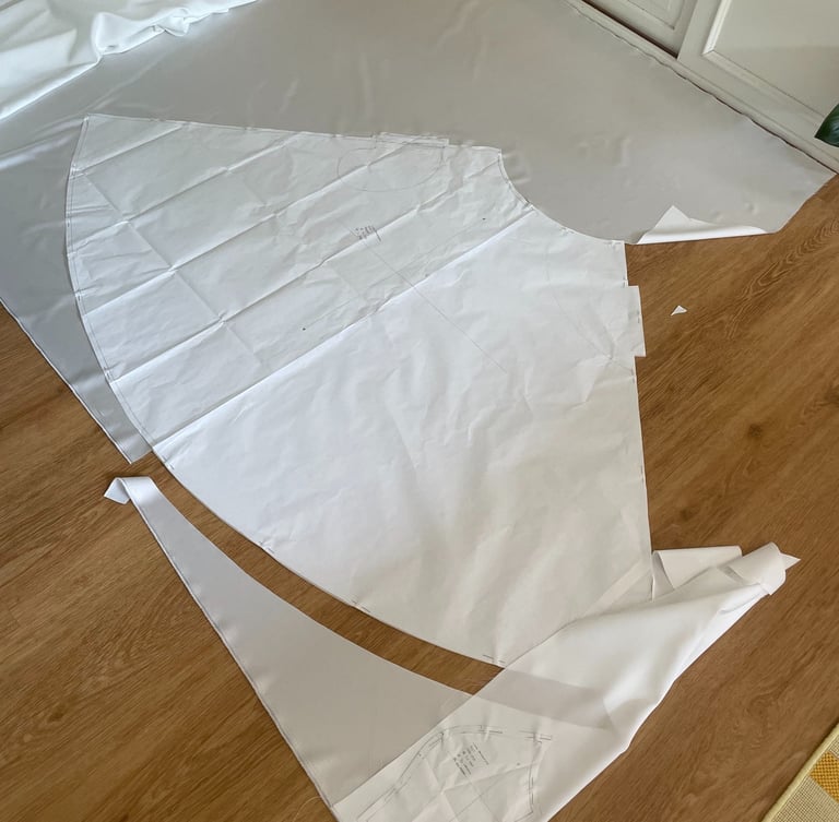 skrædder brudekjole i satin I dygtig håndværker 