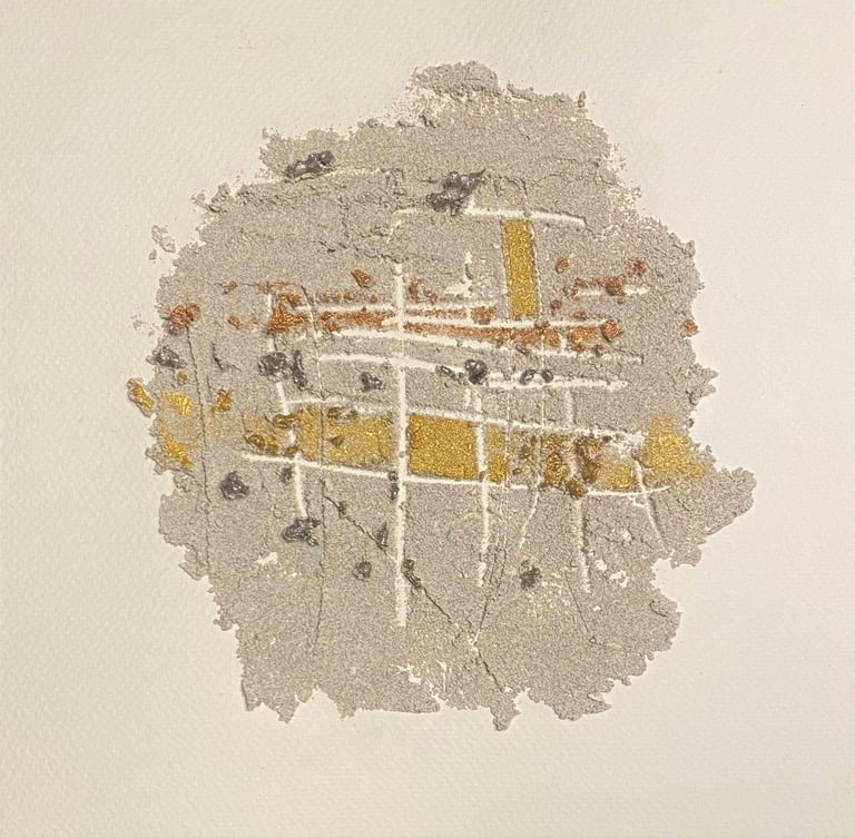 Œuvre d'art collage sur papier sable griffé et peint en tons de doré par Xirkys artiste plasticienne