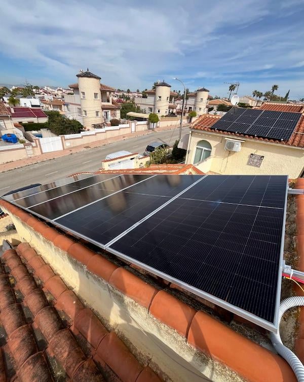 solar-panel-on-the-roof-by-aurea-luxe-general-construction-la-marina