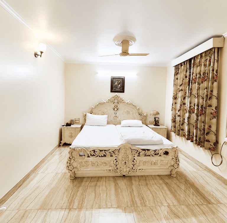 hotel room price meerut
