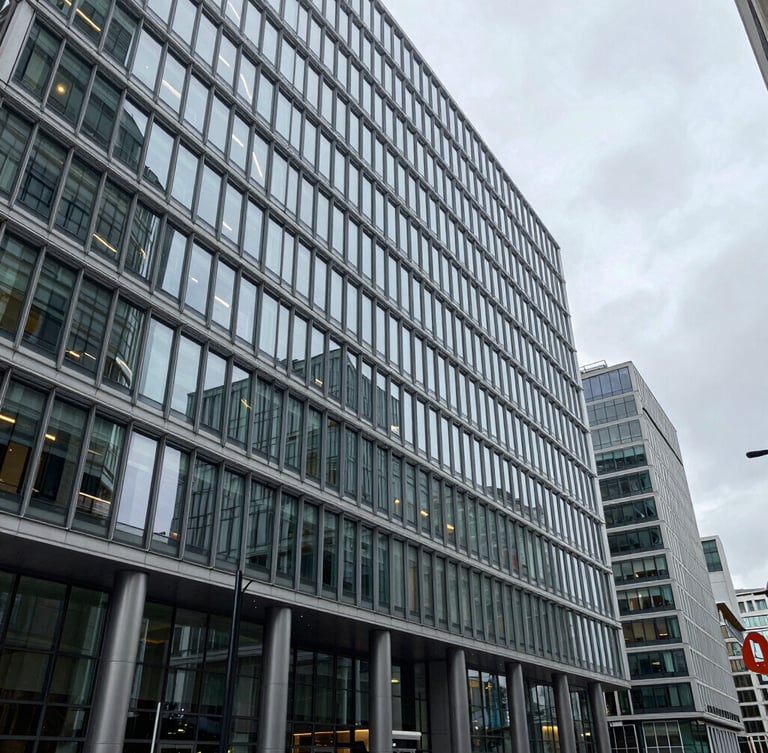 Planos abiertos de escala arquitectónica de un edificio corporativo moderno en la City de Londres, luz de día fría y difusa, estructuras de acero y vidrio templado.