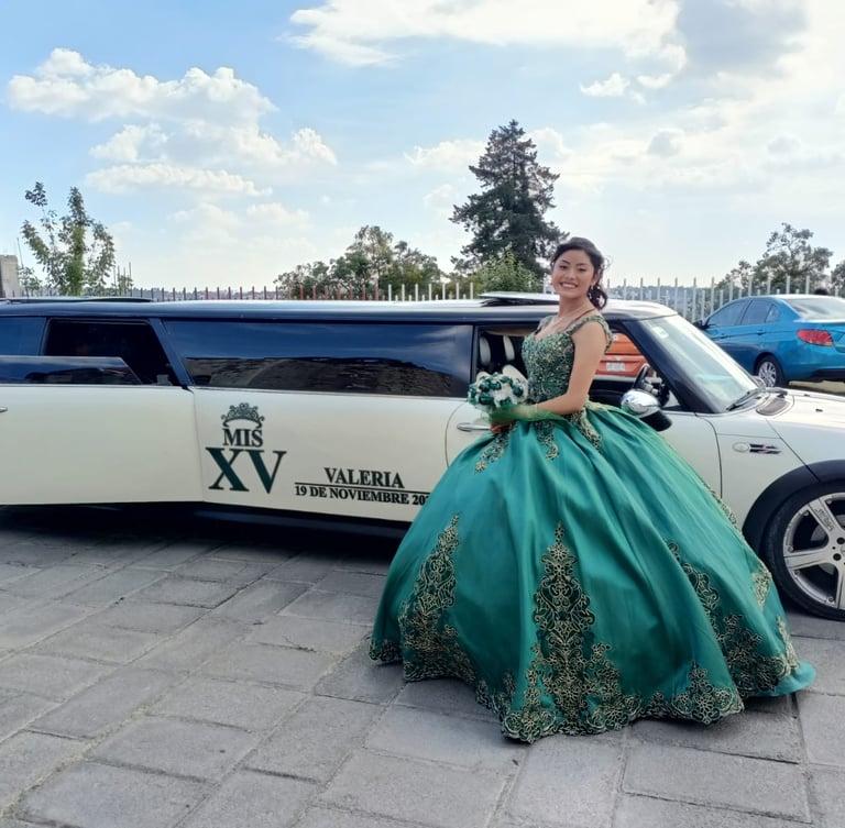 Quinceañera llegando a su evento en una de las mejores limosinas en queretaro