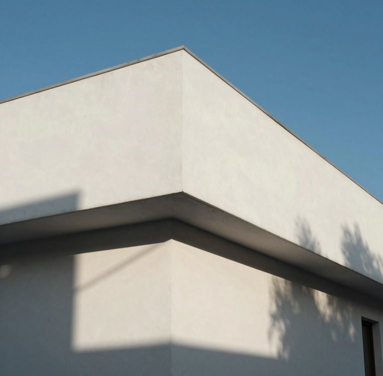 Composición geométrica minimalista de una fachada de hormigón blanco bajo luz solar directa, sombras duras y líneas puras, cielo azul despejado al fondo.