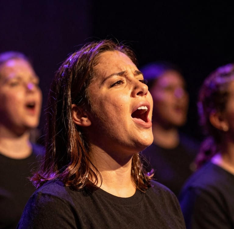 Chanteuse femme dans une chorale portrait sur scene
