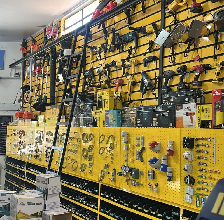 Amplo painel de exposição com ferramentas elétricas, furadeiras, roçadeiras e equipamentos manuais a