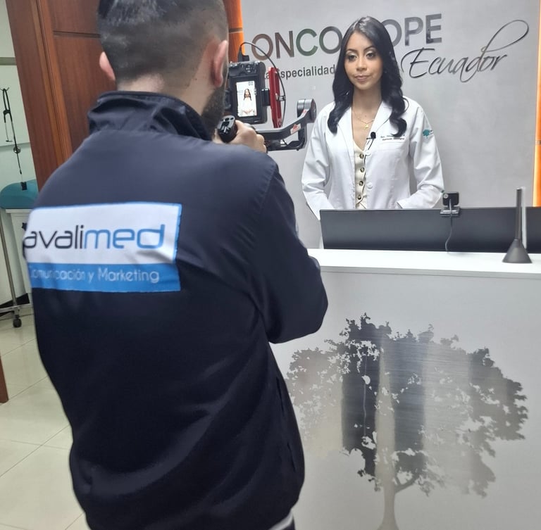 Profesional de marketing digital de Avalimed gestionando redes sociales y estrategias de contenido