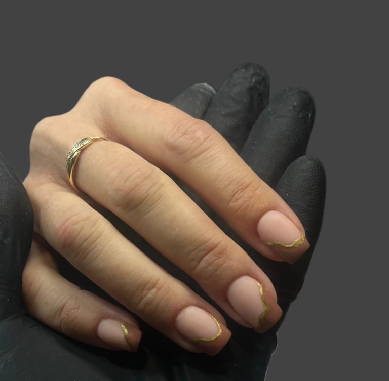 Gainage sur ongles naturels avec un nail art marron et doré, finition mat velours