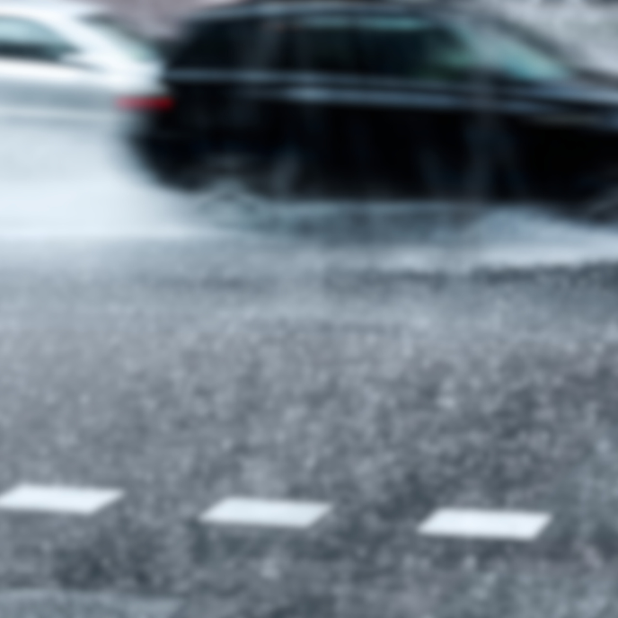 Coche bajo lluvia en Ávila