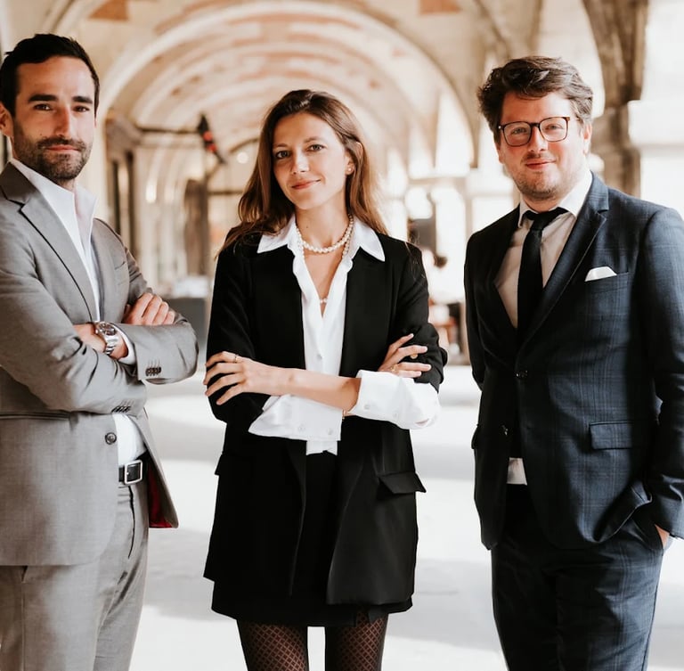 Associés-fondateurs du cabinet LAD avocats sous les arcades de la place des Vosges