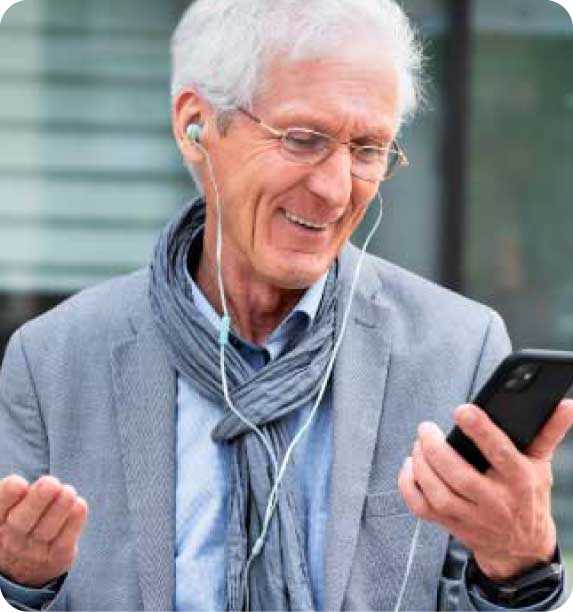 hombre mayor mirando su smartphone