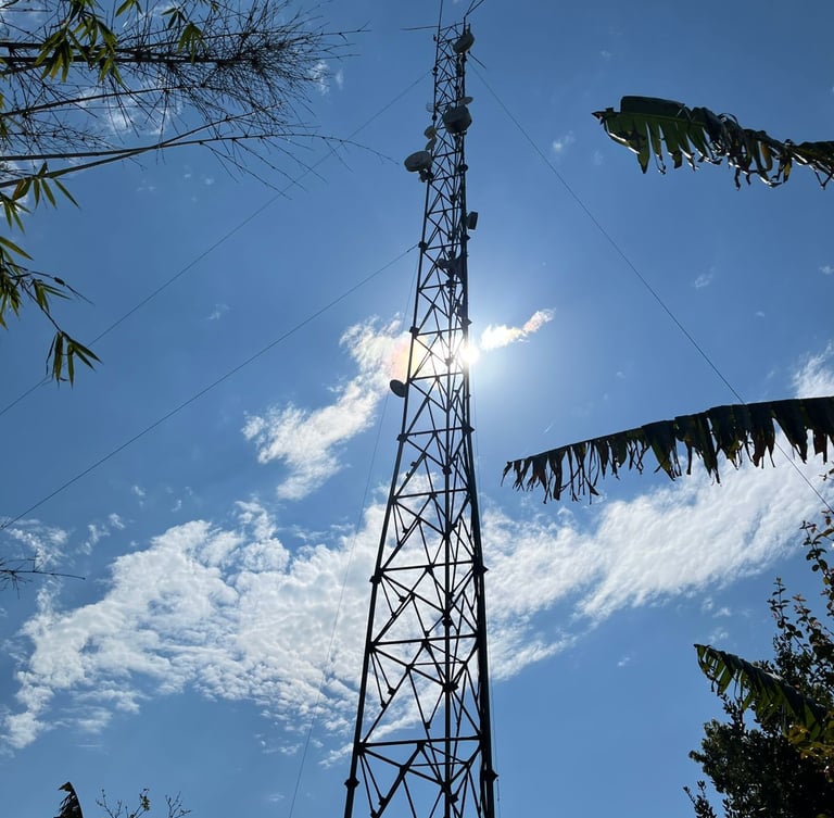 torre de internet via rádio e fibra