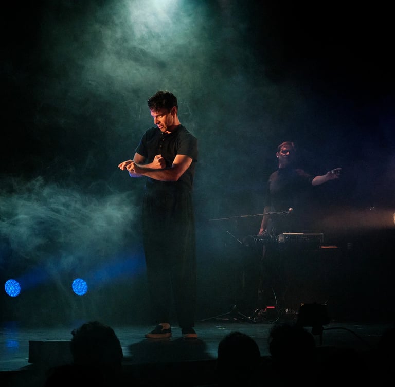 Spectacle, théâtre - Photo Julia Mugnier - AU NOM DU PERE, DU FILS ET DE JACKIE CHAN - ARTEPHILE OFF 2025