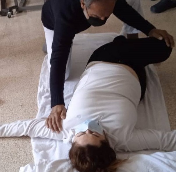 Una persona siendo asistida por un profesional del masaje 