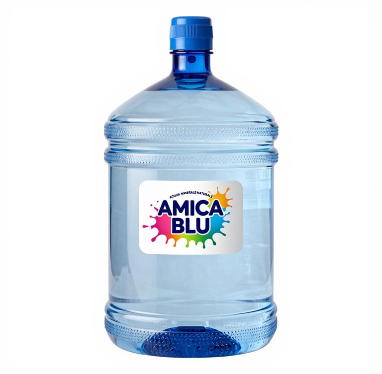 Inquadratura ravvicinata di un moderno boccione d'acqua Amicablu in un luminoso ufficio di design, riflessi di luce naturale sulla superficie dell'acqua, fusto ecologico.