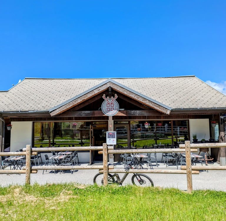 Devanture du Bistrot Savoyard avec sa terrasse au pied de la télécabine de Vallandry en Savoie.