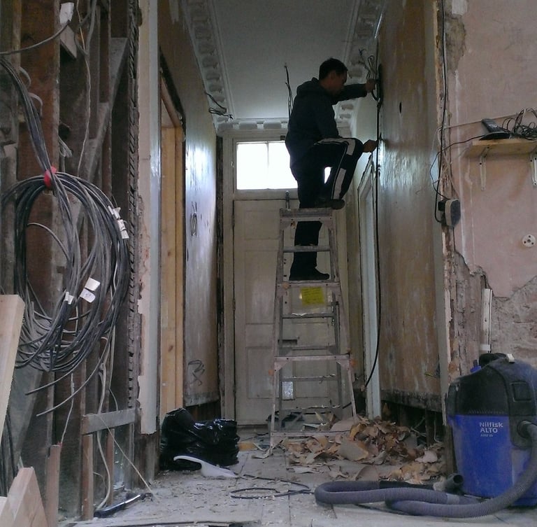 Electrician specialist cu experienta vasta executa lucrari de reparatii si intretinere la instalatia