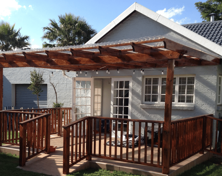 Pergola with balustrade allowing year round enjoyment for the whole family.
