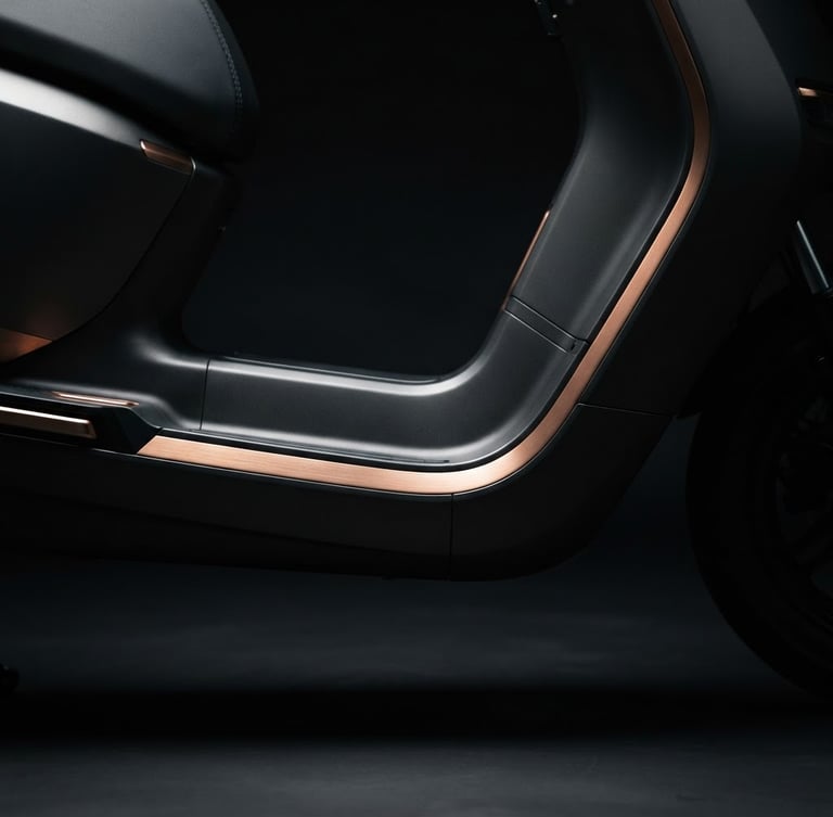 Scooter elétrica Nyra em grafite fosco, detalhe do chassi sem parafusos expostos, com um brilho sutil de cobre escovado, em estúdio com iluminação dramática de alto contraste, fundo escuro.