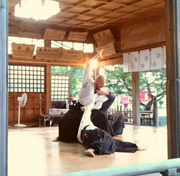 Lucas sensei demostrando una tecnica contra varios atacantes en una exhibición de artes marciales