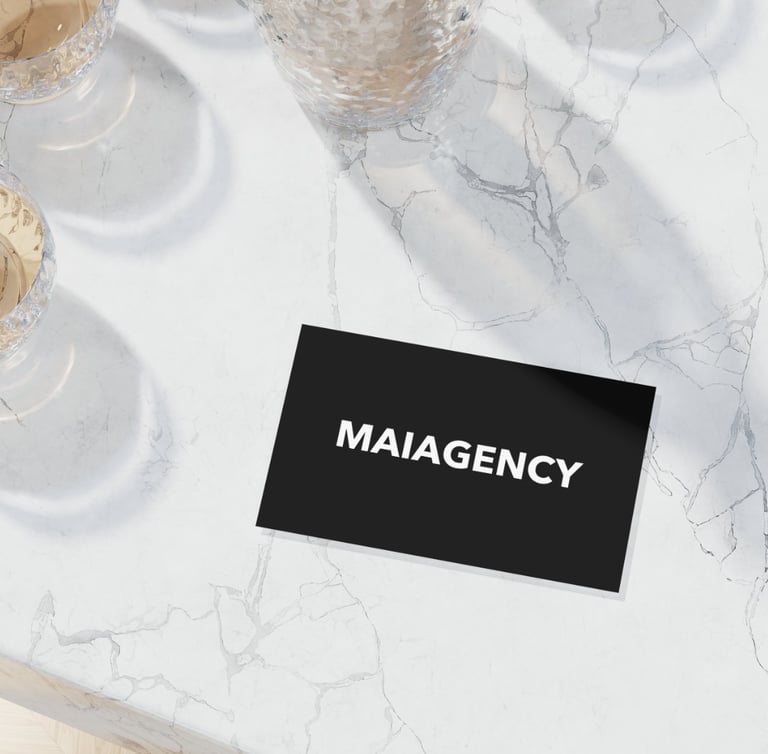 carte de visite maiagency noir sur un fond marbre blanc