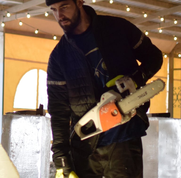 sanchos sculpture con una motosierra tallando hielo 