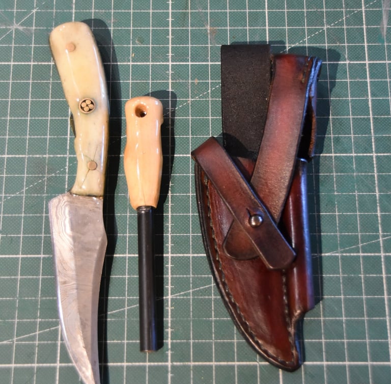 Messerscheide mit Feuerstarter-Halter. Handgefertigt mit Sattlernaht, Farbverlauf und Sicherung.