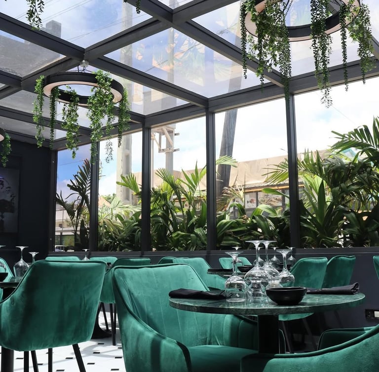 vue intérieure du restaurant delya à dakar