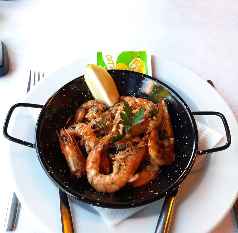 voorgerecht van grote Gamba's in knoflook bij O'assador in Olhos do a'qua