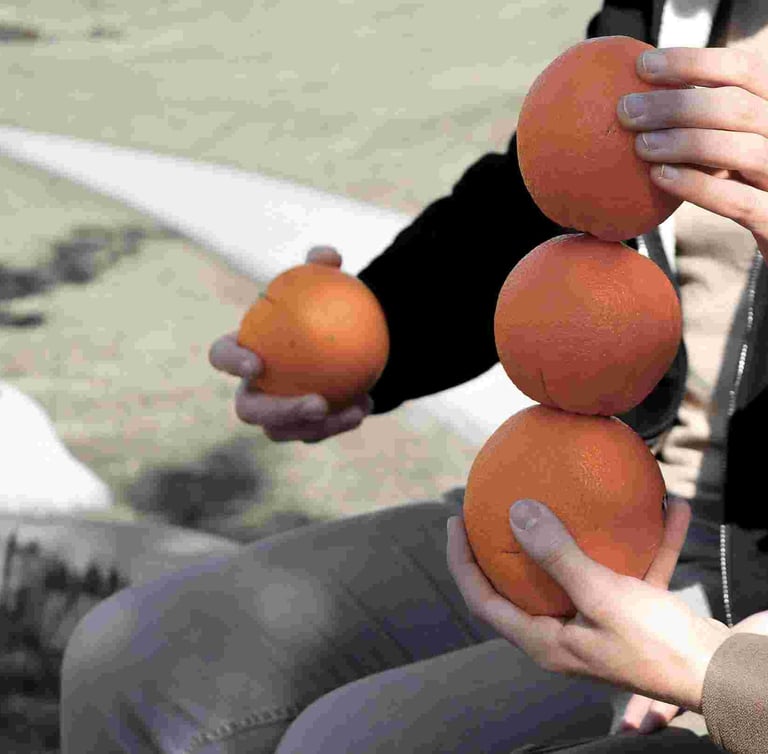 Rankos is apelsinu statu boksta