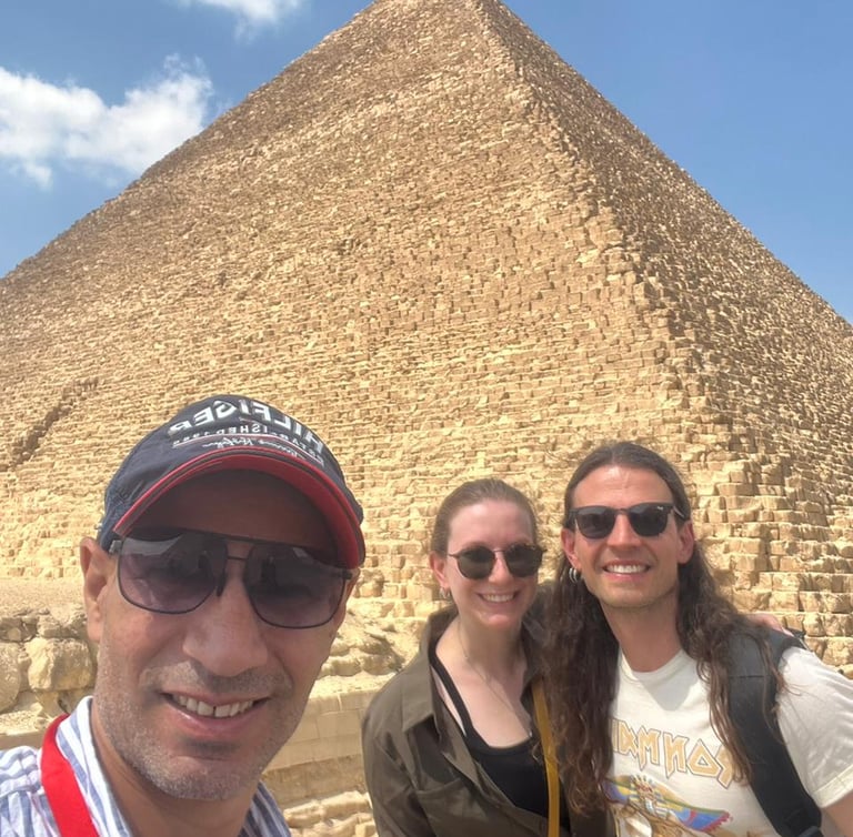 Turistas en un tour de un día en las Pirámides de Egipto con el guía Hadi de ViajaEgipto.com.