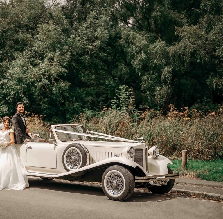 Wedding couple with vintage car, shot by Fred Art Studio