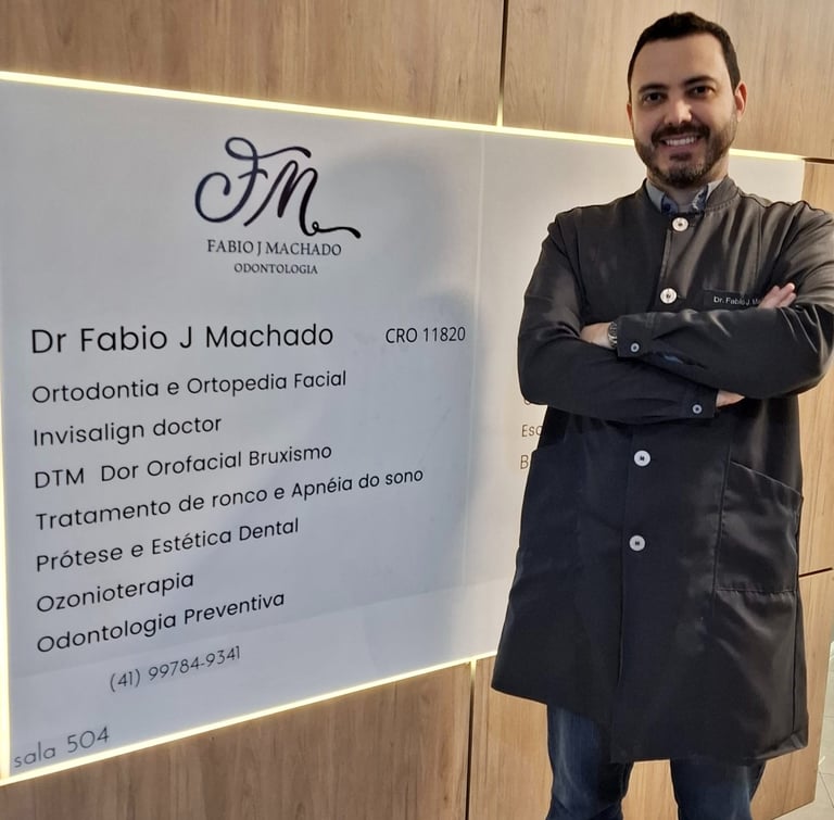 Dr. Fábio Machado, dentista especialista em Ortodontia e Invisalign em Curitiba.