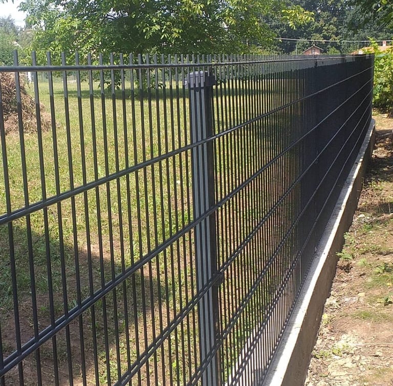 Šta su 2D panelne ograde? 2D panelne ograde su čelične varene ograde sa horizontalnim i vertikalnim žicama koje formiraju pra