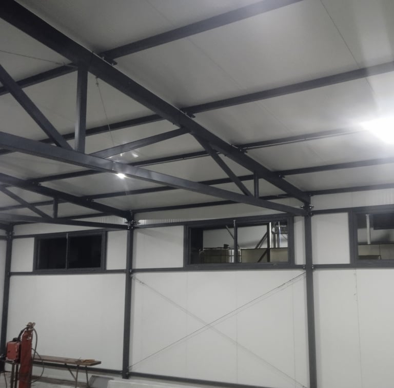 Unutrašnjost proizvodne hale, celicne konstrukcije, Beograd, Kragujevac