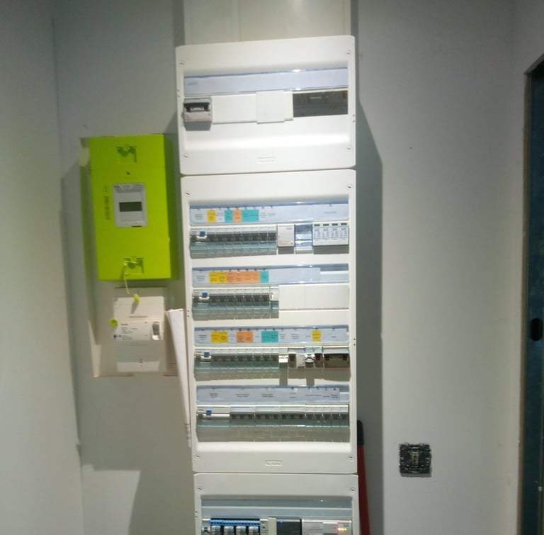 Tableau électrique résidentiel créé chez un particulier avec automatisation ascenseur domestique.