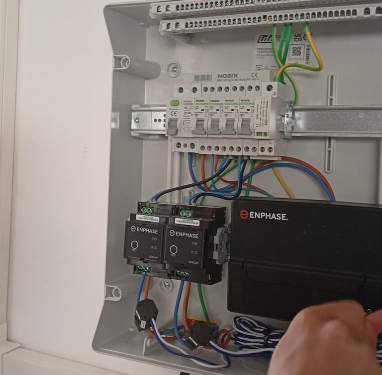 Branchement des modules Enphase dans le coffret électrique photovoltaïque à Lorgues