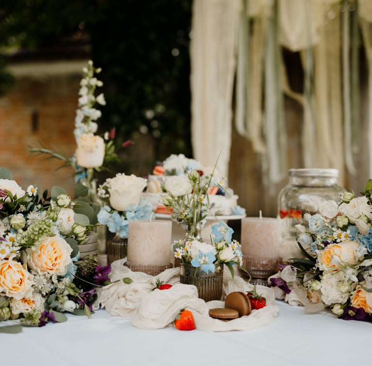 ein festlich gedeckter Tisch mit Blumenschmuck