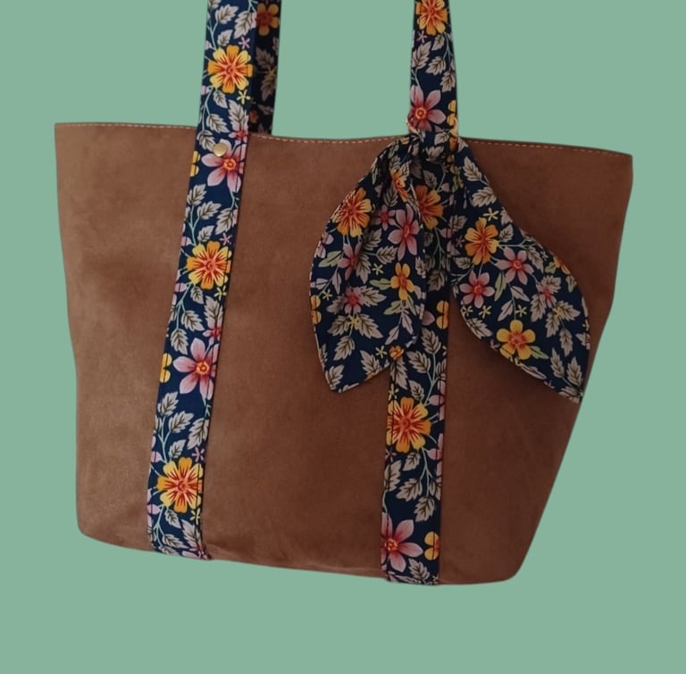 Sac UP2MEL en suédine et tissu fleuri, confectionné à partir de chutes upcyclées