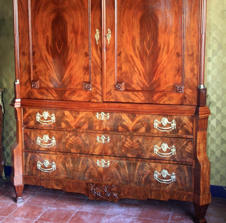 Antiekrestauratie van authentieke voorraadkast in Mahonie fineer.