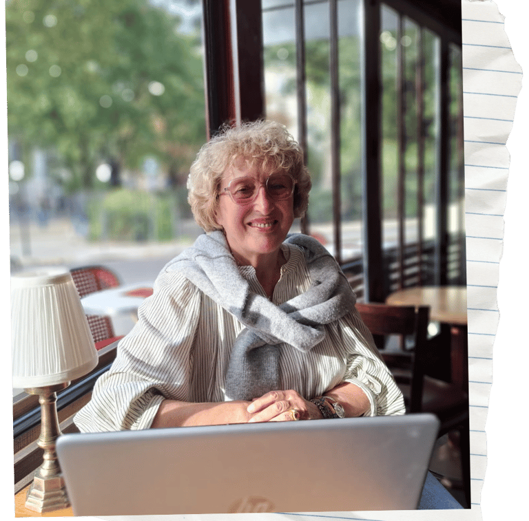 Photo de Mireille Bordet devant son ordinateur