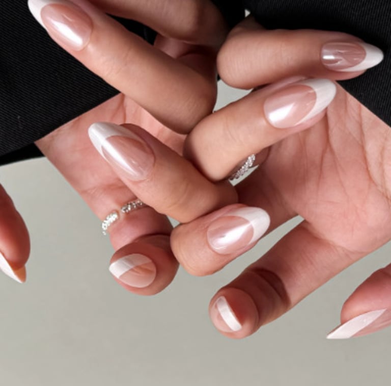 Manicura francesa natural con base rubber, uñas largas con acabado brillante y estructura fortalecid