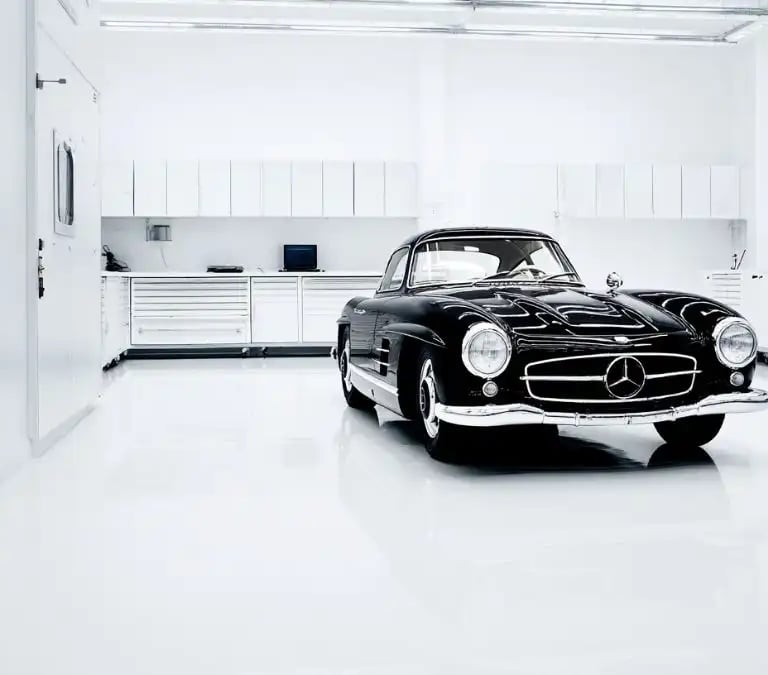 schwarzer Mercedes Oldtimer in heller Werkstatt