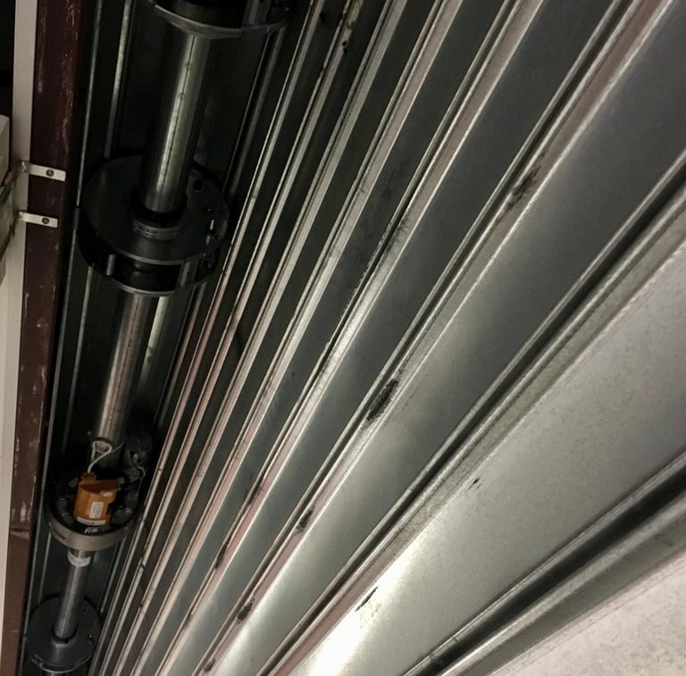 Zoom sur le mécanisme d'enroulement d'un rideau métallique de sécurité pour magasin