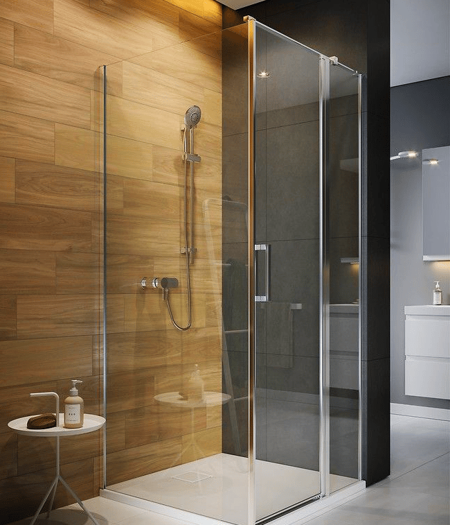 Kabina prysznicowa w nowoczesnym stylu. Połączenie szkła i metalu oraz kamienia